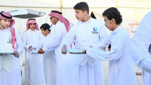 في مبادرة سنوية .. سعوديون يتسابقون لتفطير الصائمين في الطرقات