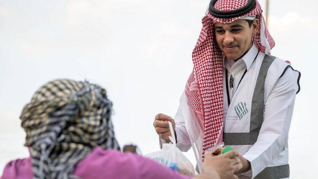 سعوديون يستثمرون أوقاتهم في التطوع وخدمة الصائمين