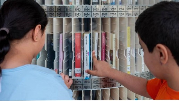 «المكتبات» تتيح المكتبة الذاتية «مناول» في أحد مراكز التسوق بالرياض