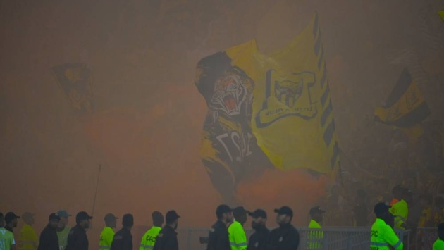 انعدام الرؤية يوقف مباراة الاتحاد والهلال مرتين