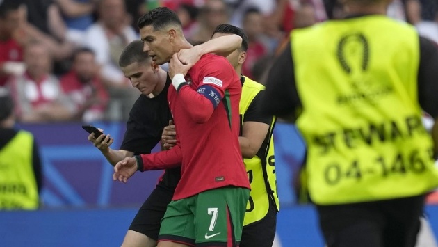 "سيلفي" رونالدو يكلف 20 ألف يورو .. "يويفا" يعاقب 3 اتحادات