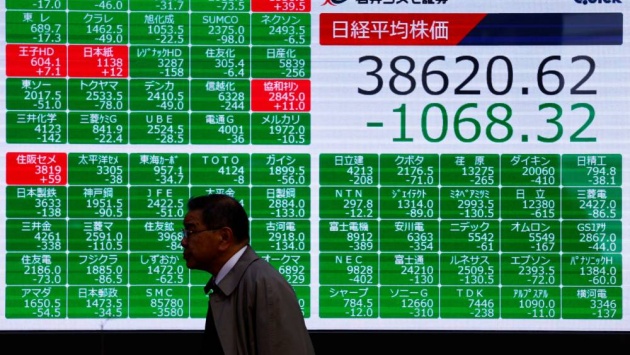 نيكاي يتراجع بأكثر من 2 % وسط عمليات بيع أسهم شركات الرقائق