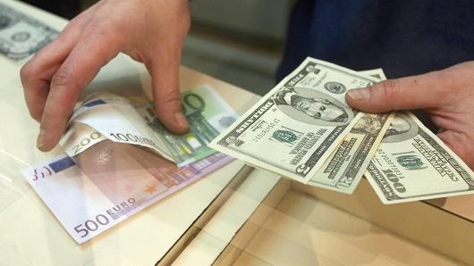 اليورو يهبط لأدنى مستوى في شهرين أمام الدولار