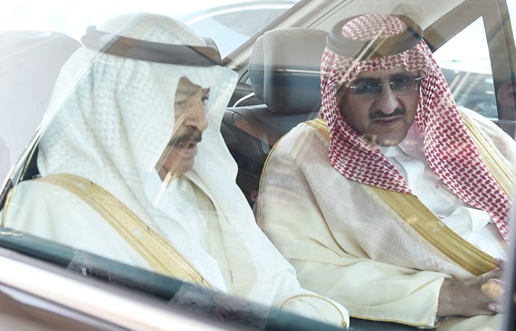 رئيس وزراء البحرين يصل إلى الرياض .. وولي العهد في إستقباله