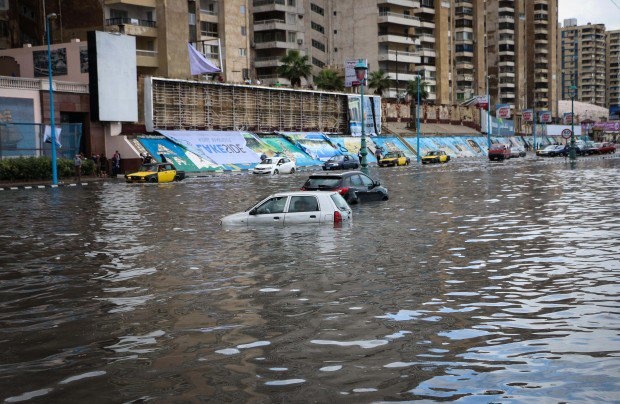 مقتل 5 في عاصفة ممطرة ضربت الإسكندرية المصرية