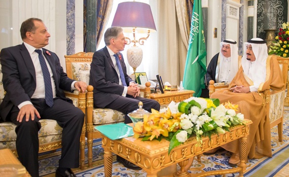 الملك يبحث مع وزير خارجية بريطانيا الأوضاع الإقليمية