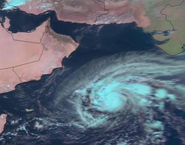 سلاح الجو العُماني يقوم بعملية إجلاء المواطنين والمقيمين في جزر الحلانيات