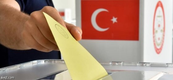 تركيا المنقسمة على نفسها تجري انتخابات مبكرة