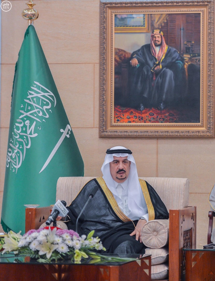 أمير منطقة الرياض يستقبل رجال الأعمال