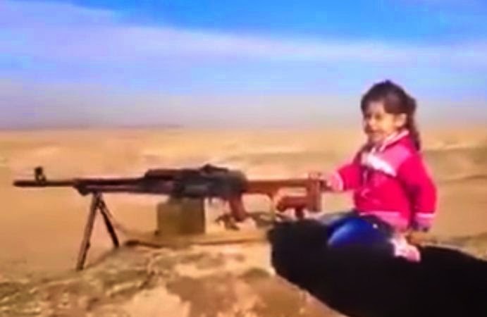 جد يترك حفيدته في الصحراء بمفردها ويعطيها مسدسا لقتل أي شخص سيء