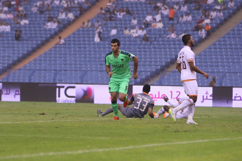 الهلال يستلم الصدارة بعد تعادل الأهلي