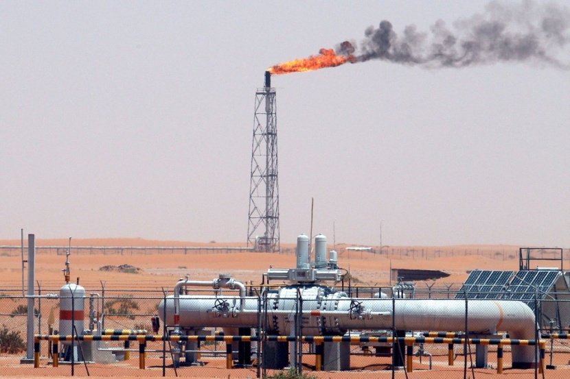 النفط يغلق مرتفعا 4% وبرنت يتخطى 50 دولارا للبرميل