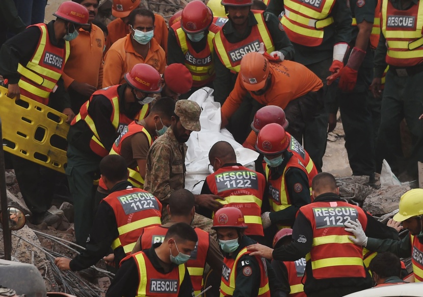 ارتفاع ضحايا حادث انهيار المصنع في باكستان إلى 45 قتيلاً