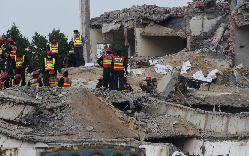 ارتفاع ضحايا حادث انهيار المصنع في باكستان إلى 45 قتيلاً