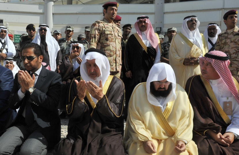 نيابة عن الملك ..  أمير مكة يتشرف بغسل الكعبة المشرفة