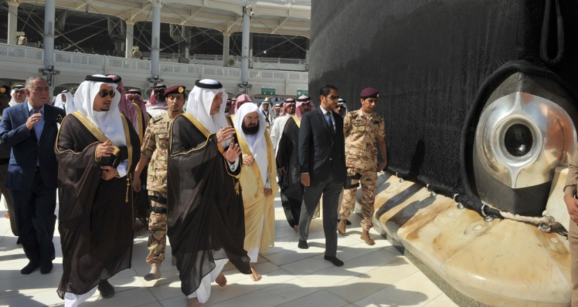 نيابة عن الملك ..  أمير مكة يتشرف بغسل الكعبة المشرفة
