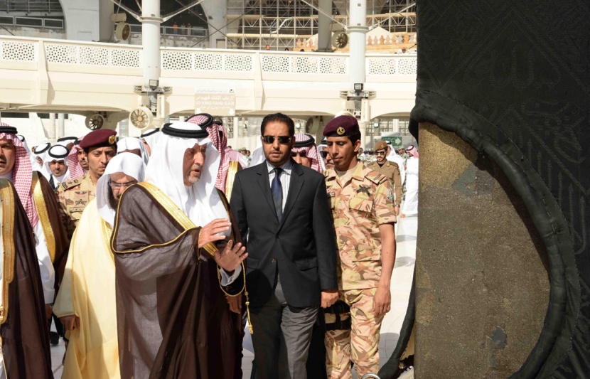 نيابة عن الملك ..  أمير مكة يتشرف بغسل الكعبة المشرفة