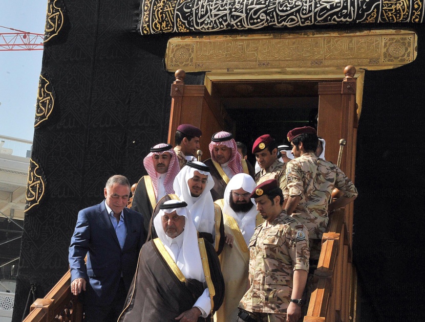 نيابة عن الملك ..  أمير مكة يتشرف بغسل الكعبة المشرفة