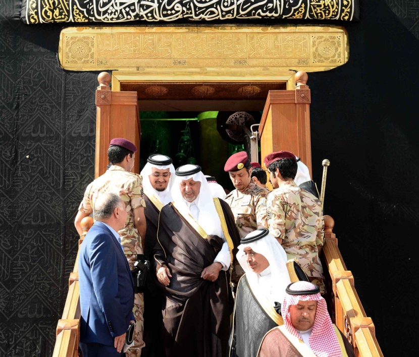 نيابة عن الملك ..  أمير مكة يتشرف بغسل الكعبة المشرفة