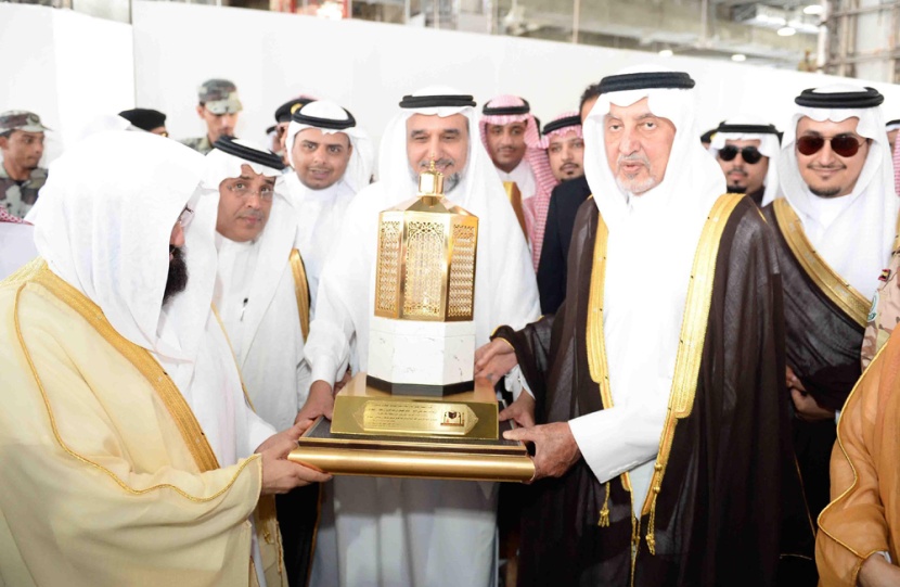 نيابة عن الملك ..  أمير مكة يتشرف بغسل الكعبة المشرفة