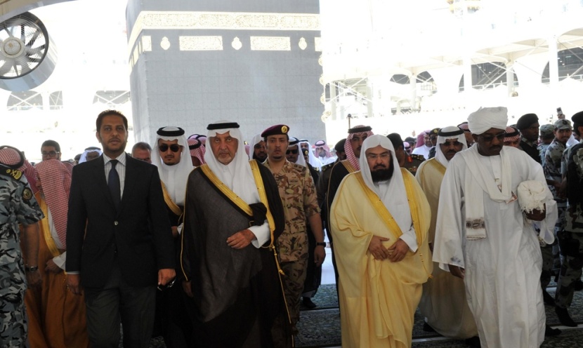 نيابة عن الملك ..  أمير مكة يتشرف بغسل الكعبة المشرفة