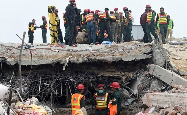 ارتفاع حصيلة قتلى انهيار مصنع في باكستان إلى 44 قتيلا