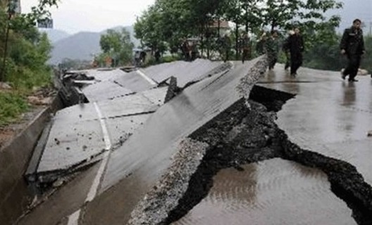 هبوط أرضي يبتلع 12 سيارة في ولاية مسيسبي الأمريكية