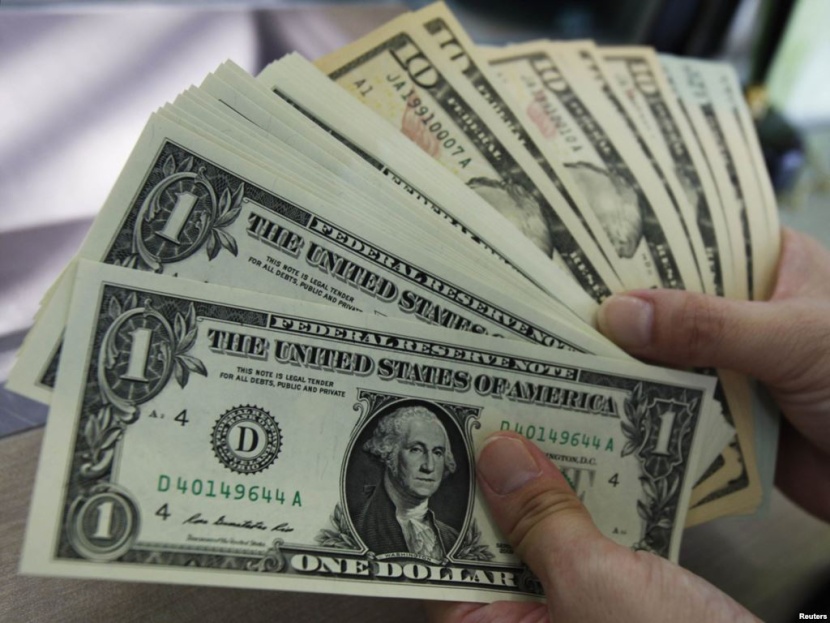 الدولار يقترب من أعلى مستوى في 7 أشهر بفضل توقعات الفائدة