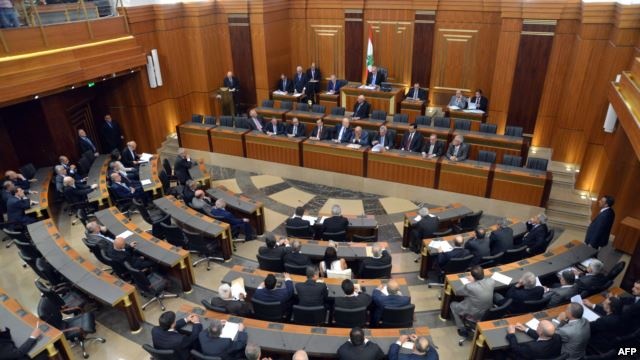 البرلمان اللبناني يعقد أولى جلساته منذ أكثر من عام