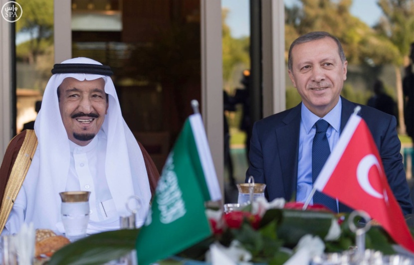 خادم الحرمين الشريفين يبحث مع الرئيس التركي العلاقات بين البلدين