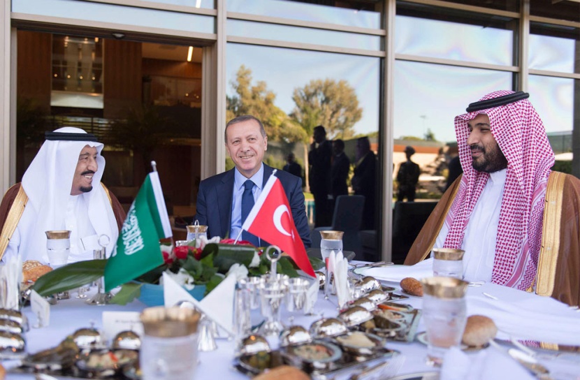 خادم الحرمين الشريفين يبحث مع الرئيس التركي العلاقات بين البلدين