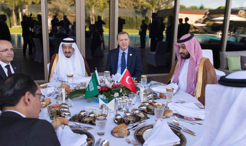 خادم الحرمين الشريفين يبحث مع الرئيس التركي العلاقات بين البلدين