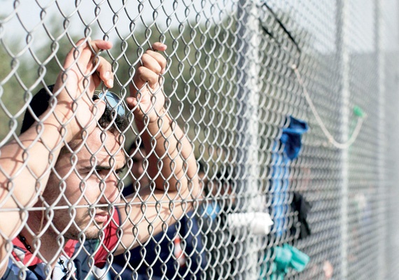 أزمة اللاجئين السوريين تقلق الغرب .. هل يفلح الاقتصاد فيما عجزت عنه السياسة؟