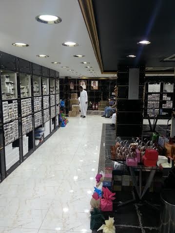 "التجارة" تكشف مواطنًا تستر على وافد لإدارة 10 محال ساعات
