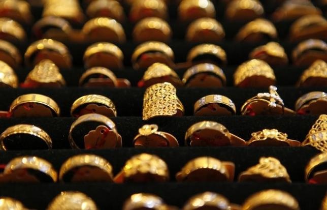 الذهب يهبط مع ارتفاع الدولار وتباطؤ النمو الاقتصادي يضغط على الأسعار