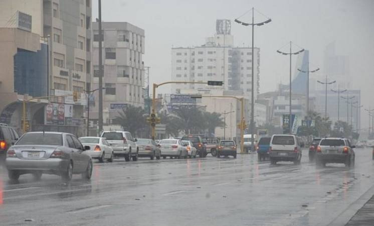 سماءً غائمة جزئيا مع فرصة هطول أمطار على القصيم والرياض والشرقية