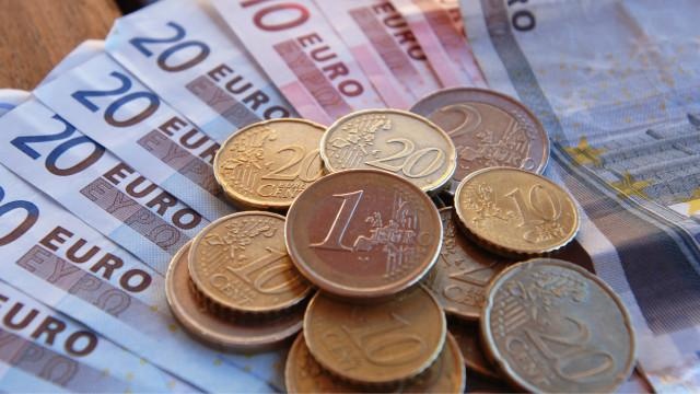 اليورو يعاود التراجع عن 1.07 دولار مع انحسار مشتريات الصناديق