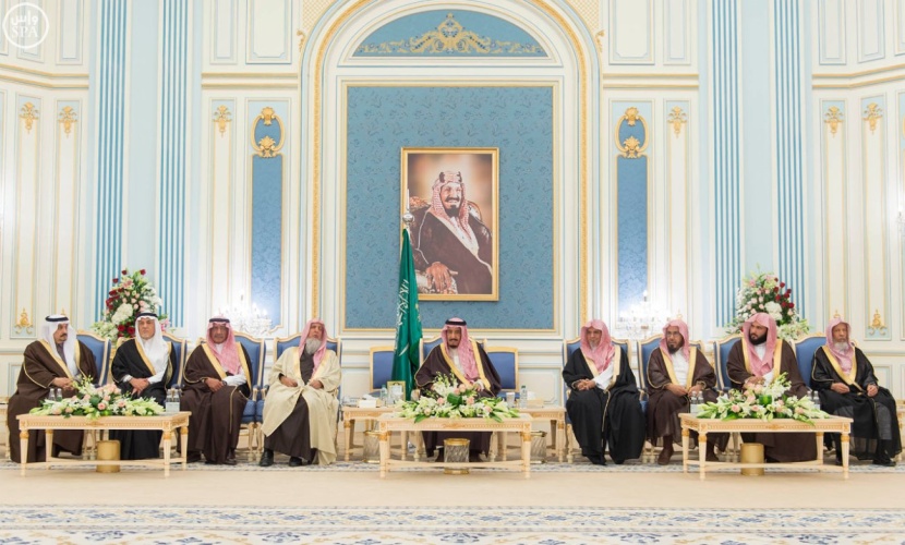 الملك يستقبل الأمراء والمفتي وجموعاً من المواطنين