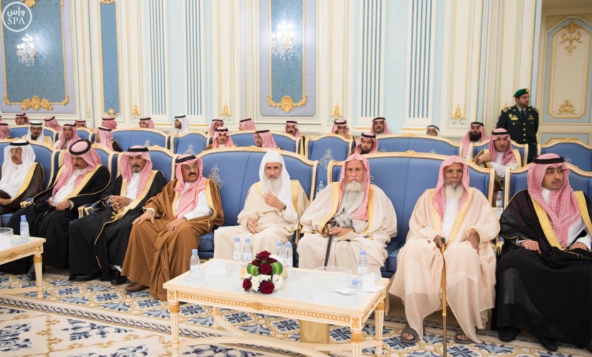 الملك يستقبل الأمراء والمفتي وجموعاً من المواطنين