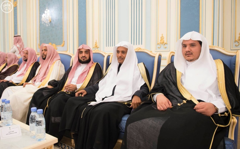 الملك يستقبل الأمراء والمفتي وجموعاً من المواطنين