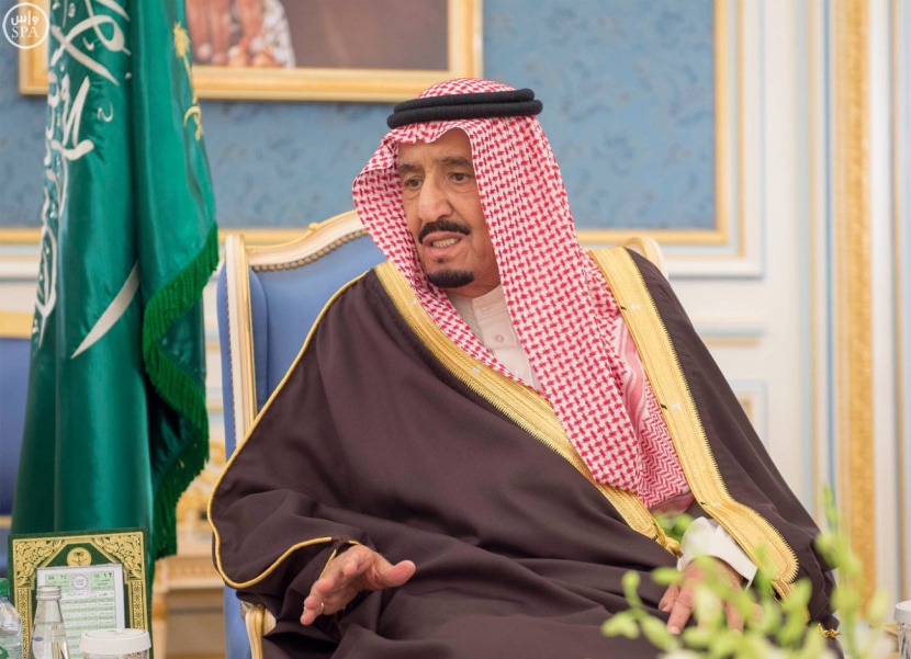 الملك يستقبل الأمراء والمفتي وجموعاً من المواطنين