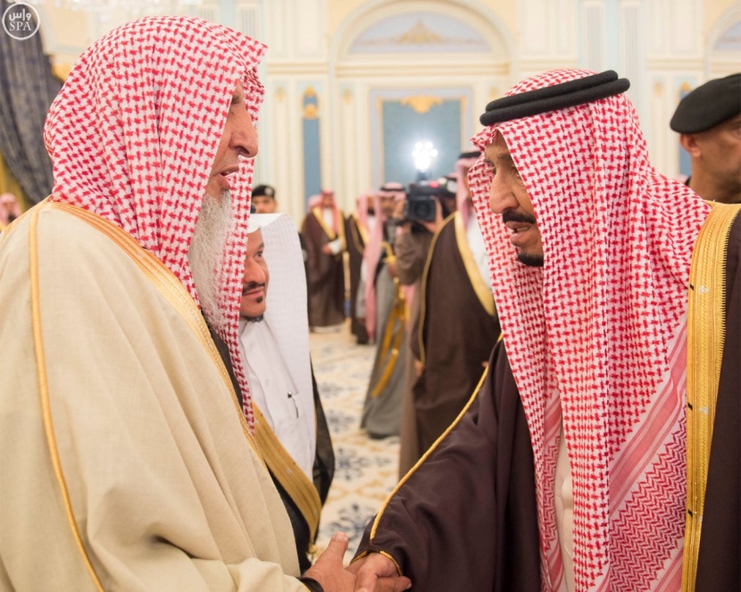 الملك يستقبل الأمراء والمفتي وجموعاً من المواطنين