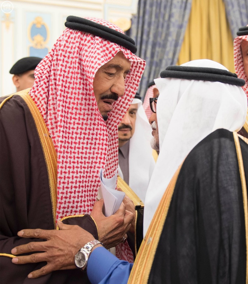 الملك يستقبل الأمراء والمفتي وجموعاً من المواطنين