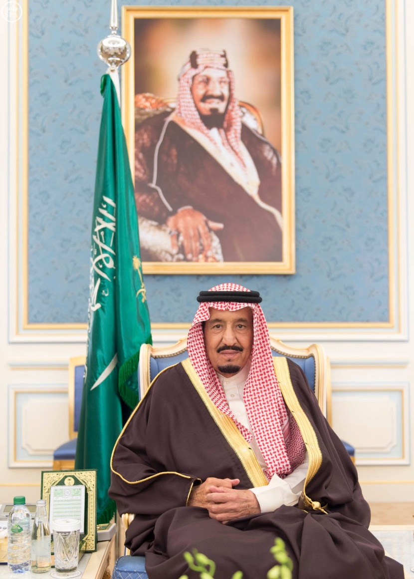 الملك يستقبل الأمراء والمفتي وجموعاً من المواطنين