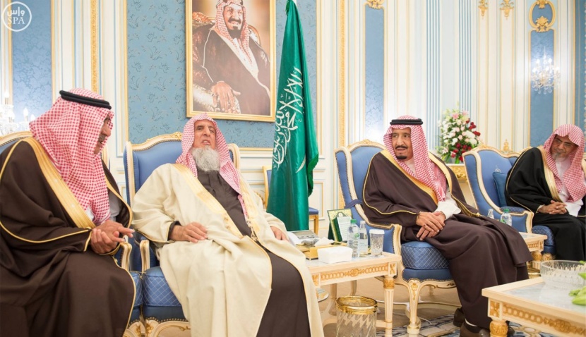 الملك يستقبل الأمراء والمفتي وجموعاً من المواطنين