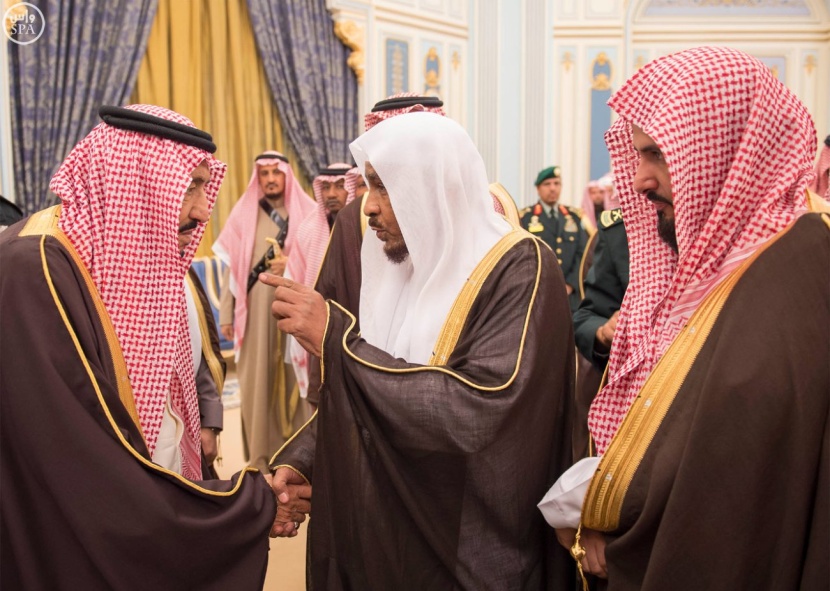 الملك يستقبل الأمراء والمفتي وجموعاً من المواطنين