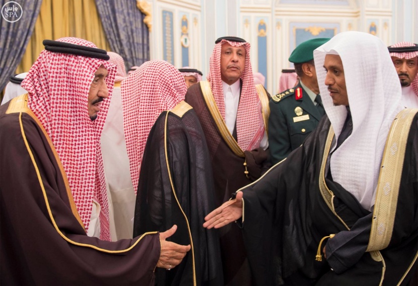 الملك يستقبل الأمراء والمفتي وجموعاً من المواطنين