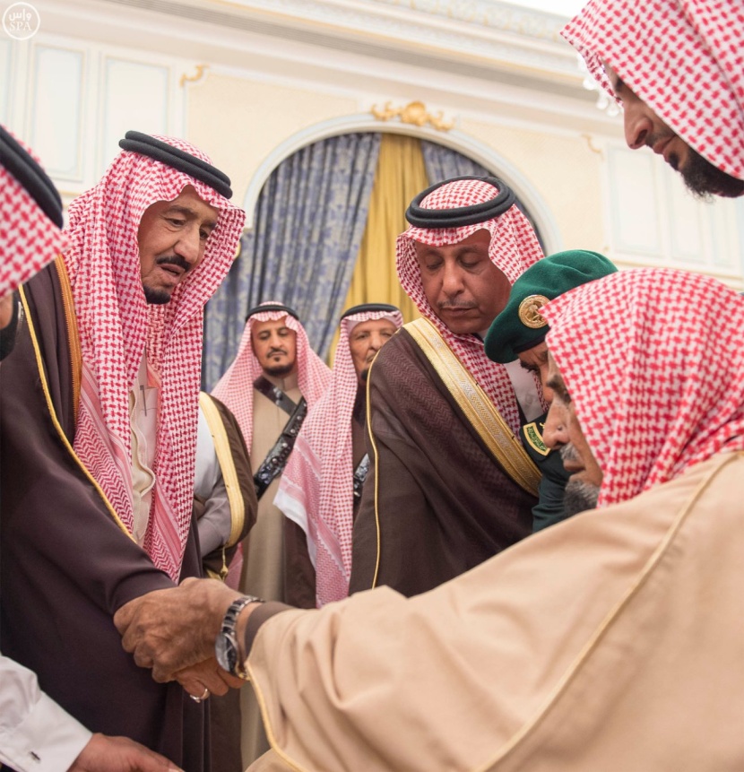 الملك يستقبل الأمراء والمفتي وجموعاً من المواطنين