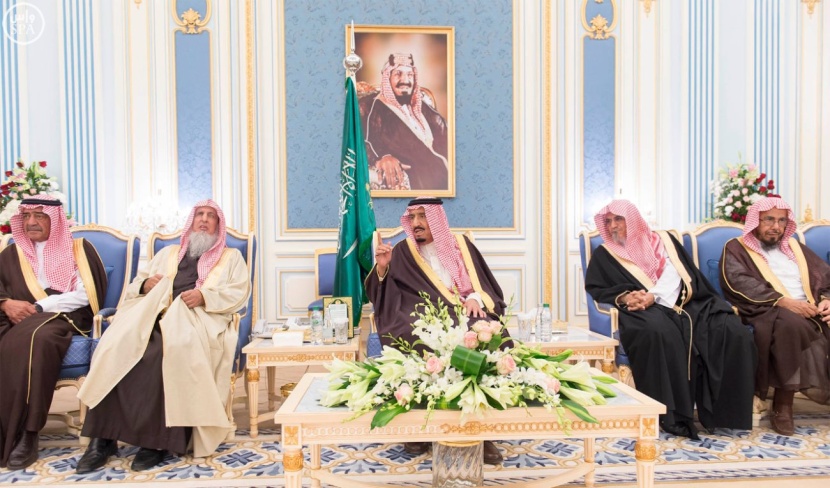الملك يستقبل الأمراء والمفتي وجموعاً من المواطنين