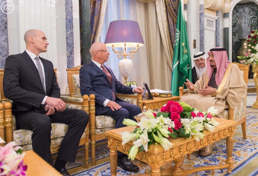 الملك يستقبل الرئيس التنفيذي مؤسس المنتدى الاقتصادي العالمي